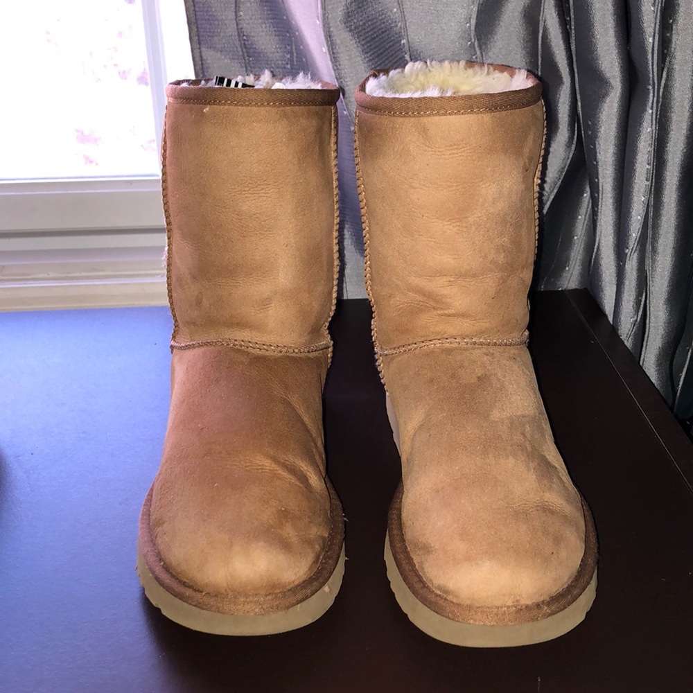 Gently used UGG CLASSIC SHORT II BOOT.